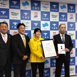 12月の活動
12月2日(月)
千歳LC 子育て支援支部
キッズバザーの収益金を
千歳市こども福祉課「乳幼児おむつ用ゴミ袋支援事業」へ寄付。
感謝状を頂きました。
12月19日(木)
千歳市社会福祉協議会へ
赤い羽根共同募金に寄付しました。
先月の例会で家で眠る物をもちよりチャリティーオークションを行い、落札金を全額寄付する活動です。
感謝状ありがとうございます。
同日 千歳LC 子育て支援支部もキッズバザーの収益金を赤い羽根共同募金に寄付しました。